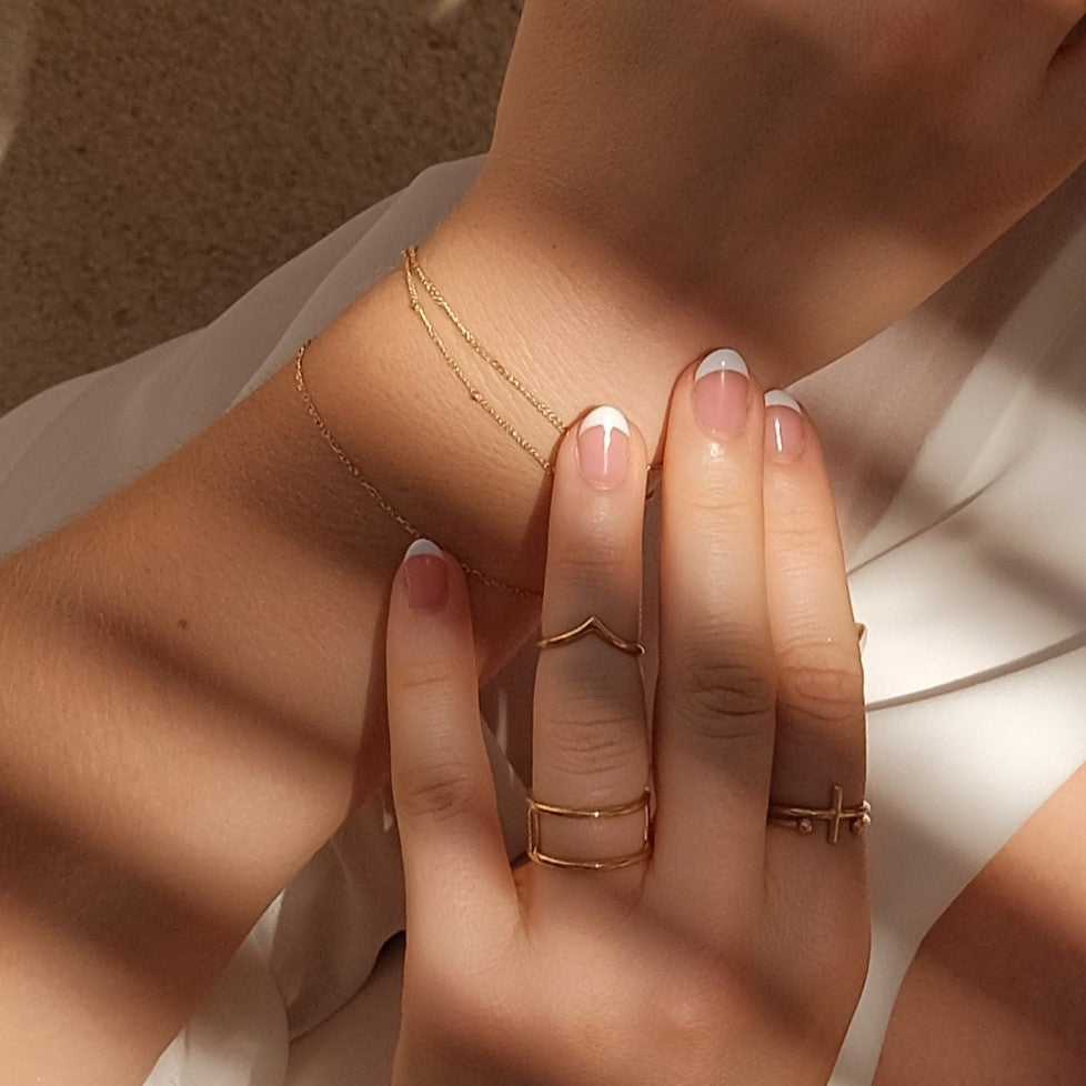 Gold Curb Chain Bracelet: The Ultimate Guide to Styling Minimalist Gold Bracelets