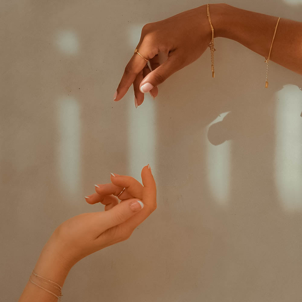 The Timeless Appeal of Curb Bracelets: A Style Guide